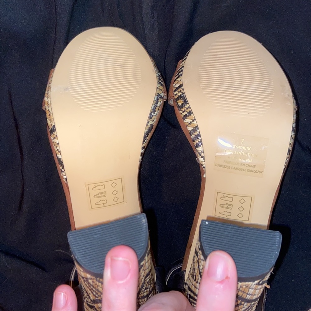 Express Sandals - Picture 3 of 4